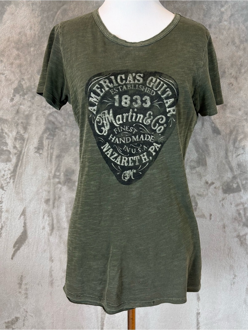 Lucky Brand Martin & Co. Guitar Pick Olive Graphic Tee Short Sleeve Unisex M